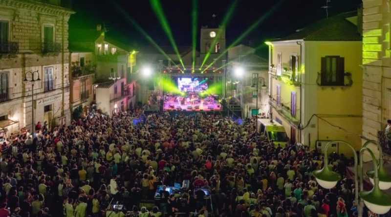 Caulonia, l’assessore Maiolo lancia la cittadinanza onoraria a Eugenio Bennato: «Il Tarantella Festival torni a essere ribellione culturale»