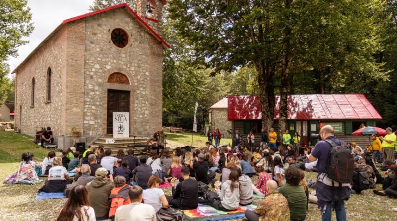 Il festival che sussurra ai boschi: così Opera Sila cura l’anima con musica, scienza e passi lenti