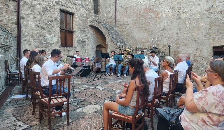 Oriolo (CS), l’estate della cultura: il Castello si trasforma in officina d’arte e comunità