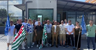 Tensioni al carcere di Paola: i lavoratori in stato di agitazione. Il consigliere De Caprio al sit-in: «Istanze chiare, meritano ascolto immediato»