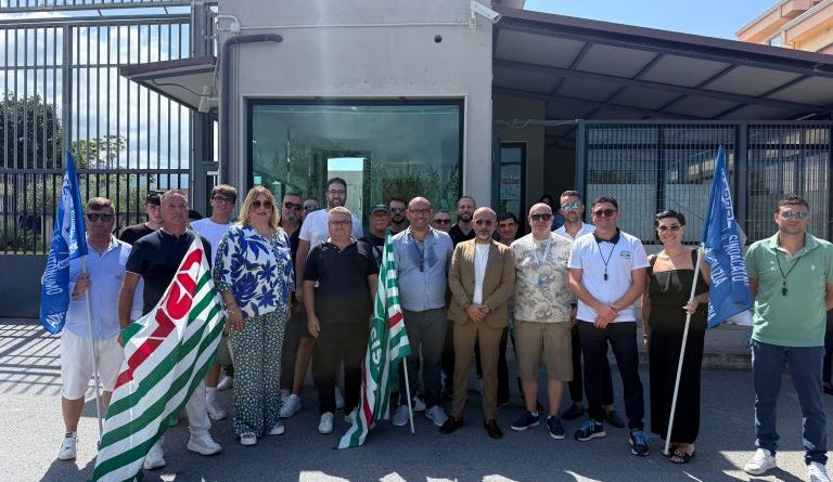 Tensioni al carcere di Paola: i lavoratori in stato di agitazione. Il consigliere De Caprio al sit-in: «Istanze chiare, meritano ascolto immediato»