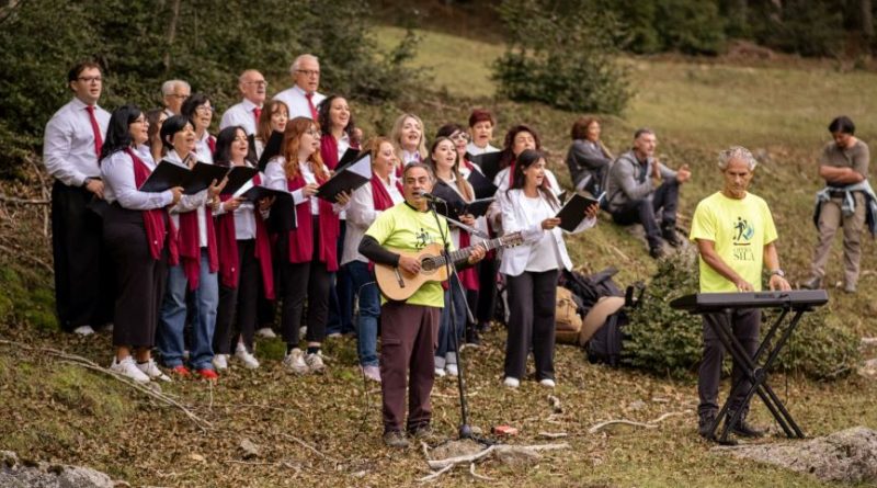 La Sila che incanta: oltre 500 in cammino tra la poesia di Cristicchi e l’ironia di Papaleo