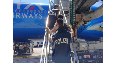Crotone, stretta sull’immigrazione clandestina: la Polizia rimpatria un 39enne indiano