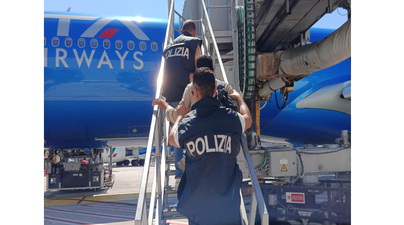 Crotone, stretta sull’immigrazione clandestina: la Polizia rimpatria un 39enne indiano