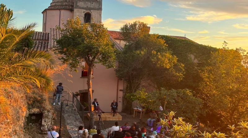 Belmonte Calabro, il Castello si inchina alla memoria: il ricordo di Rocco Chinnici chiude la rassegna “A Palazzo con lo Scrittore Giovanni Chinnici”