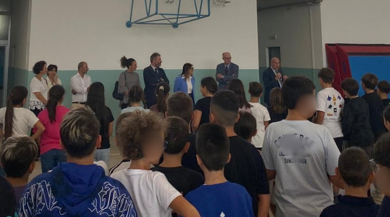 Una nuova palestra per il “Rosmini”: festa a scuola per il taglio del nastro