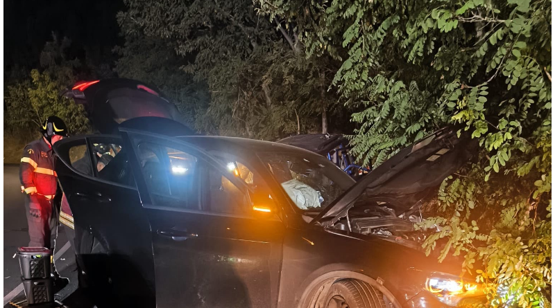 Grave scontro nella notte sul cavalcavia sud di Crotone: due trentenni estratti dalle lamiere