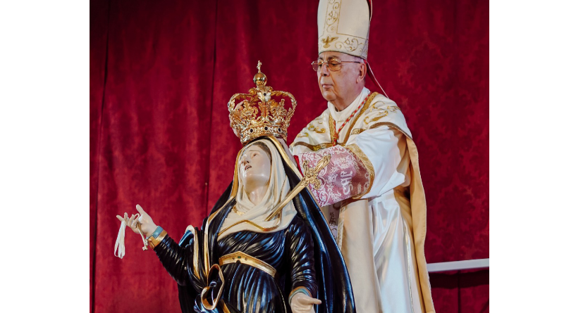 Fede e arte a Ciminà: il Cardinale Mamberti incorona la Madonna Addolorata con un’ Opera d’ Arte del Maestro Michele AFfidato