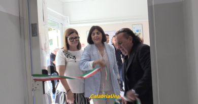 VIDEO – Crotone, l’eredità di Dodò vive a scuola: la memoria si fa antimafia nel primo anno senza mamma Francesca