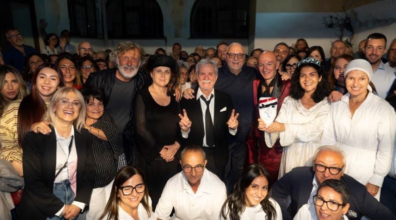 Trionfo al Vacantiandu Fest: quattro sold out a Lamezia per il teatro immersivo di “Visita ai parenti”