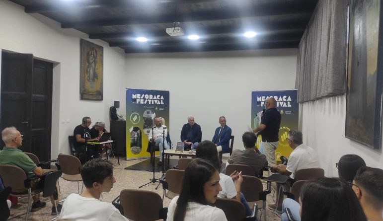 Mesoraca, il festival della legalità. De Magistris e Anastasi: «La democrazia si difende stando tra gli ultimi»