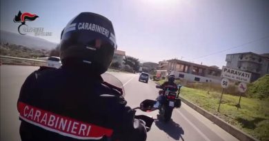 Mileto, blitz nella notte: sorpresi in giardino con piede di porco e passamontagna, due arresti