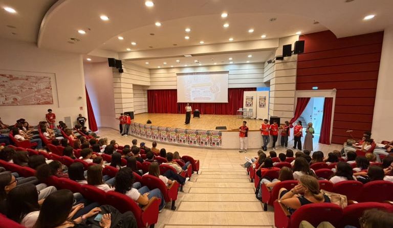 Cosenza Liceo Telesio, un’inaugurazione tra arte e futuro: gli artisti Triglia e Mazzotta salgono in cattedra