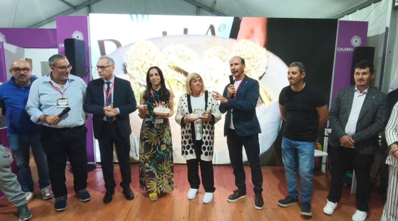 La Cipolla Bianca di Castrovillari conquista Torino: debutto da record a Terra Madre
