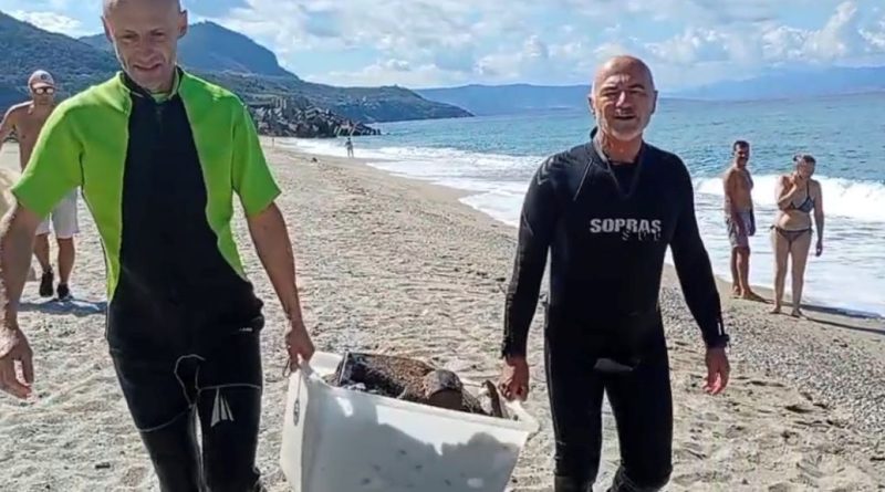 Palmi, l’onda verde di Plastic Free libera spiaggia e fondali: rimossi cento chili di rifiuti