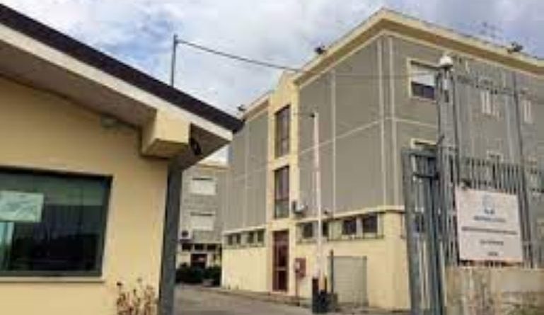 Crotone, convalidato l’arresto dell’uomo accusato di aver aggredito gli agenti e danneggiato alcune auto