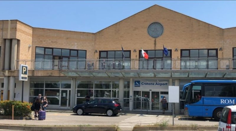 Aeroporto di Crotone, Barbuto (M5S) incalza la Regione: «Trasparenza su fondi e gestione dello scalo»