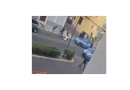 VIDEO – Follia in centro a Crotone: danneggia auto in sosta e aggredisce la Polizia. Feriti cinque agenti. Il SAP: «Massima solidarietà ai colleghi»