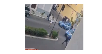 VIDEO – Follia in centro a Crotone: danneggia auto in sosta e aggredisce la Polizia. Feriti cinque agenti. Il SAP: «Massima solidarietà ai colleghi»