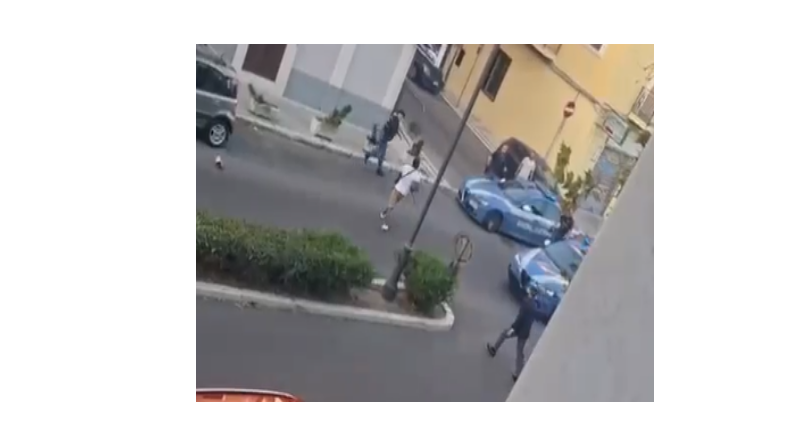 VIDEO – Follia in centro a Crotone: danneggia auto in sosta e aggredisce la Polizia. Feriti cinque agenti. Il SAP: «Massima solidarietà ai colleghi» VIDEO – Follia in centro a Crotone: danneggia auto in sosta e aggredisce la Polizia. Feriti cinque agenti. Il SAP: «Massima solidarietà ai colleghi»