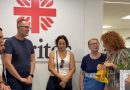 Il giornalismo sale sul palco e sposa la solidarietà: raccolti 4.000 euro per l’Emporio della Caritas