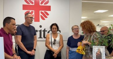 Il giornalismo sale sul palco e sposa la solidarietà: raccolti 4.000 euro per l’Emporio della Caritas