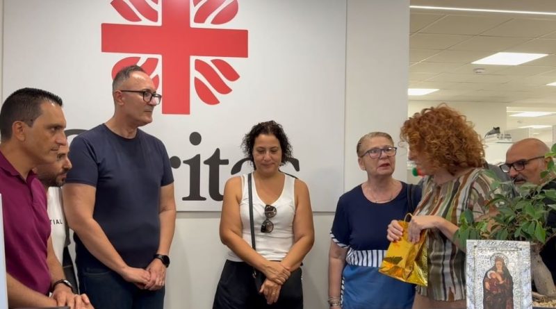 Il giornalismo sale sul palco e sposa la solidarietà: raccolti 4.000 euro per l’Emporio della Caritas