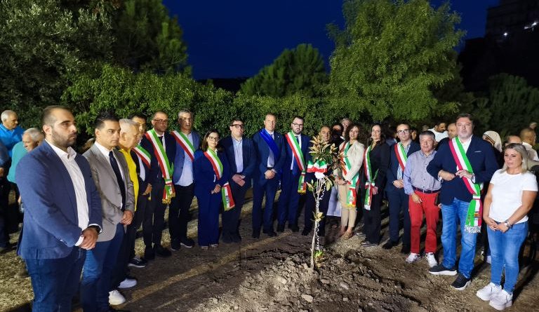Una magnolia per Denise e Lea. Il silenzio e le fiaccole di Petilia, una luce contro il buio della ’ndrangheta
