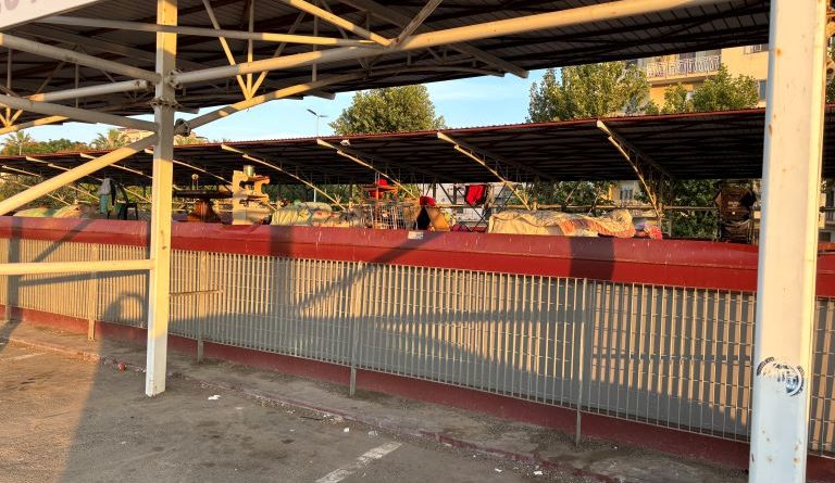 Crotone, via al piano sgomberi: 150 migranti trasferiti nei centri d’accoglienza. La Prefettura: «Nessun legame con l’aggressione alla Polizia»