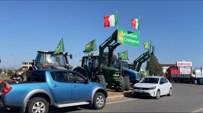 VIDEO – Crotone, trattori in strada sulla Statale 106: scatta la protesta contro il caro carburanti
