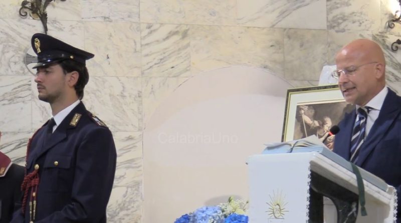 VIDEO – Crotone, la Polizia di Stato celebra San Michele Arcangelo: «La legalità è un impegno quotidiano al servizio della comunità»