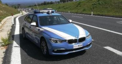 In bicicletta sull’autostrada A2: fermato dalla Polizia Stradale, era un ricercato per furto