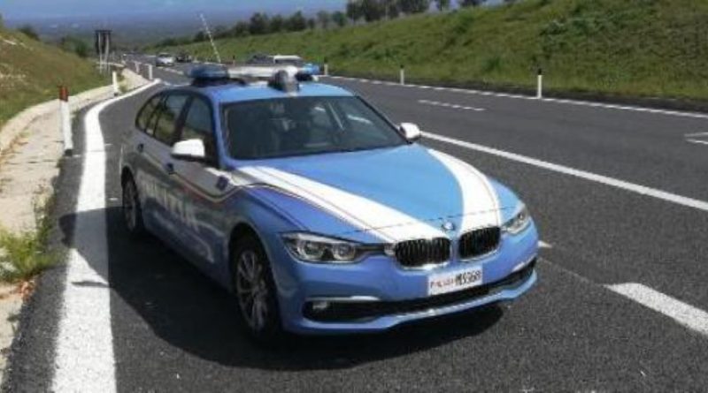 In bicicletta sull’autostrada A2: fermato dalla Polizia Stradale, era un ricercato per furto