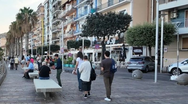 VIDEO – Diritti negati e invisibili del turismo: l’Unione Giovani di Sinistra scende in piazza a Crotone