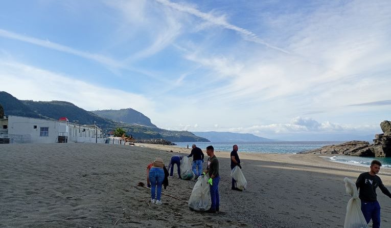 Palmi, ambiente e riscatto a Pietrenere: raccolti 465 chili di rifiuti con i detenuti in riabilitazione