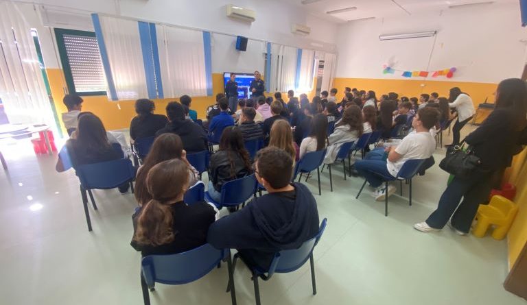 “Una vita da Social”: la Polizia incontra gli studenti dell’Istituto “Alcmeone”