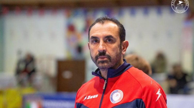 La Pallamano Crotone scalda i motori: al via la stagione numero 49 in Serie B, tra sfide storiche e linea verde.