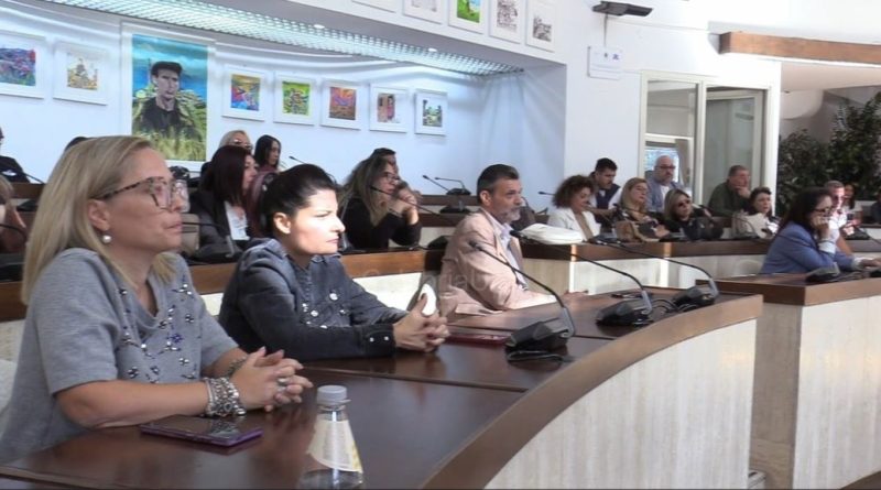 VIDEO – Vertenza Konecta R, oltre 600 lavoratori senza futuro: adunanza al Comune di Crotone, ora la protesta va in Regione