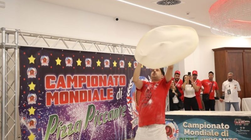 Grisolia capitale mondiale della pizza piccante: al via la 25ª edizione tra profumi di Calabria e sfide internazionali