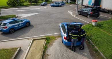 Panico sulla A2: bisarca fuori controllo zigzaga in autostrada. Fermato autista ubriaco dopo un inseguimento da brivido
