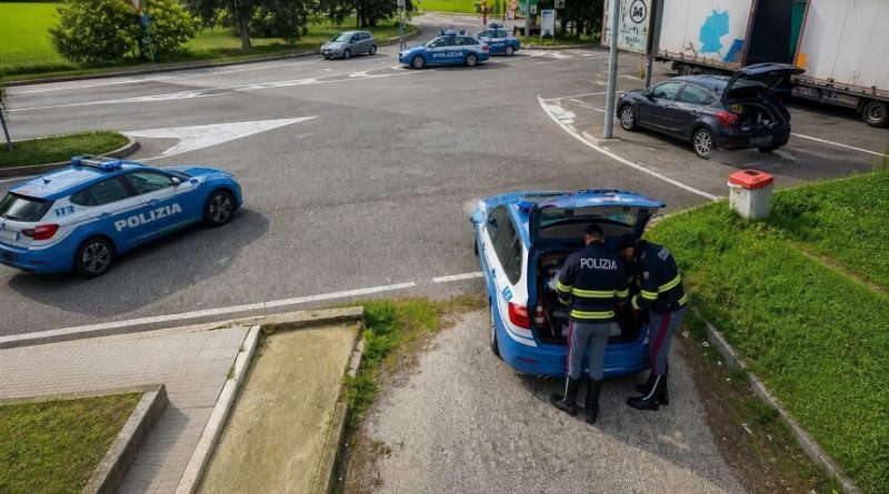 Panico sulla A2: bisarca fuori controllo zigzaga in autostrada. Fermato autista ubriaco dopo un inseguimento da brivido