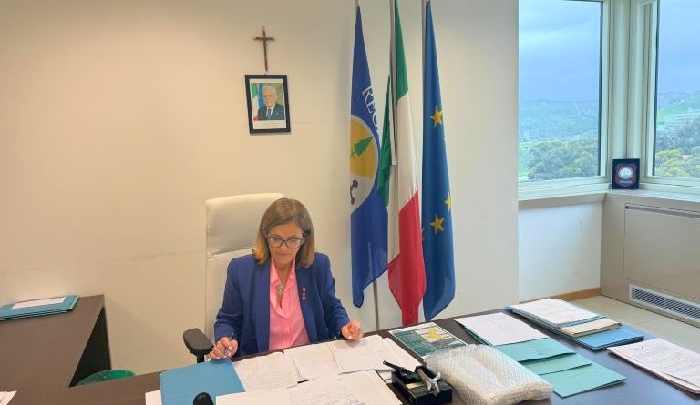 Cariati, l’allarme sulla SS 106: «Senza marciapiede la vita dei pedoni è a rischio»