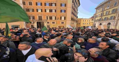 Protesta agricoltori a Roma, il Movimento Popolare sfila a Montecitorio. L’affondo al Governo: «Il silenzio griderà vendetta nelle urne»