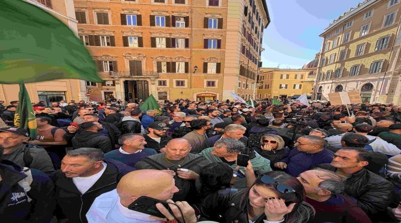 Protesta agricoltori a Roma, il Movimento Popolare sfila a Montecitorio. L’affondo al Governo: «Il silenzio griderà vendetta nelle urne»