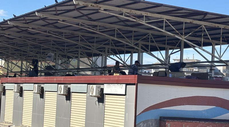 L’INFERNO DI PIAZZALE NETTUNO: degrado e carenze igieniche per l’ ingresso di Crotone. Occorre sigillare urgentemente con rete metallica antisfondamento quell’ inutile tettoia.