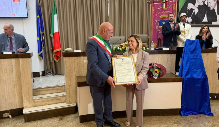 VIDEO – A Maria Luisa Mingrone il “Pitagora d’Oro” della città di Crotone