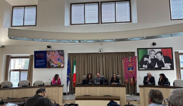 “Storicamente Natale”: Crotone chiama a raccolta cittadini e commercianti per illuminare il cuore della città