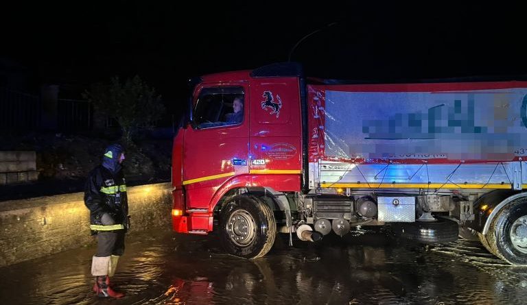 Maltempo nel Crotonese, notte di difficoltà sulla SS107: auto bloccate e statale chiusa