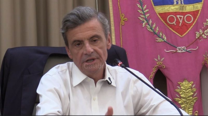 VIDEO – Calenda a Crotone tra futuro dell’Europa e vertenze locali: “Inutile fare promesse prima di conoscere i fatti”