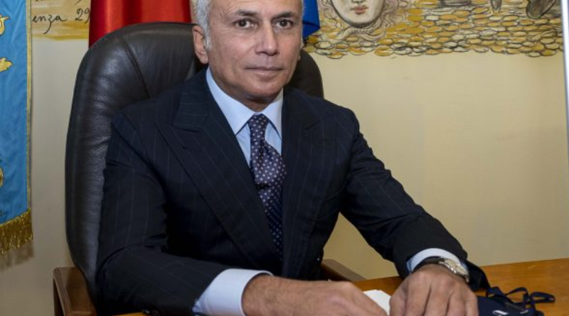 Tsunami Palazzo dei Bruzi: Caruso azzera la giunta. «Non è una bocciatura, ma serve una scossa verso il 2027»